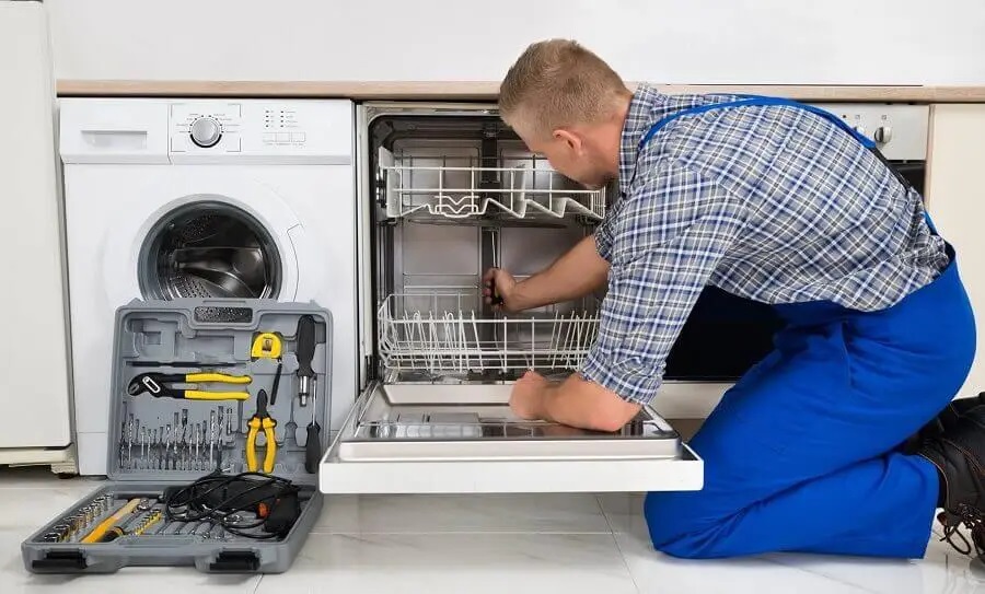 Kula Hotpoint servisi teknisyen ekibi beyaz eşya tamiri yaparken